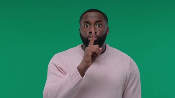 Hombre Afroamericano Mostrando Gesto Silencio Aislado Pantalla Verde Chroma Key — Vídeos de Stock