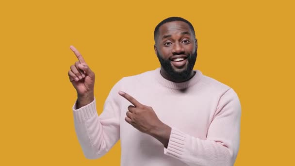 Šťastný Mladý Afroameričan Ukazující Prstem Ukazující Kopírovací Prostor Žlutém Pozadí — Stock video