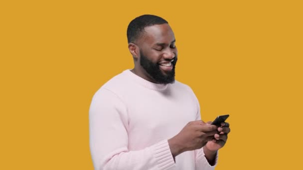 Junger Afroamerikanischer Mann Aufgeregt Und Feiernd Während Sein Smartphone Auf — Stockvideo