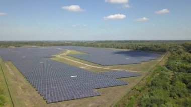 Hava görünümünde güneş panelleri.