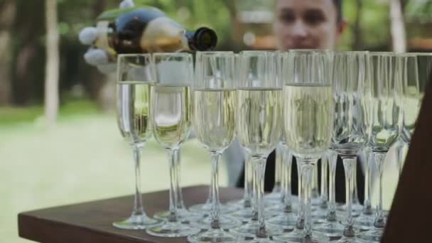 シャンパンはウエートスタッフによってシャンパンフルートに注がれ — ストック動画