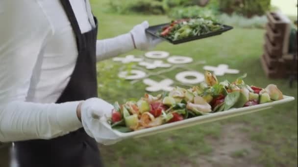 Tabak Salata Bazı Festival Olay Parti Veya Düğün Taşıyan Garson — Stok video