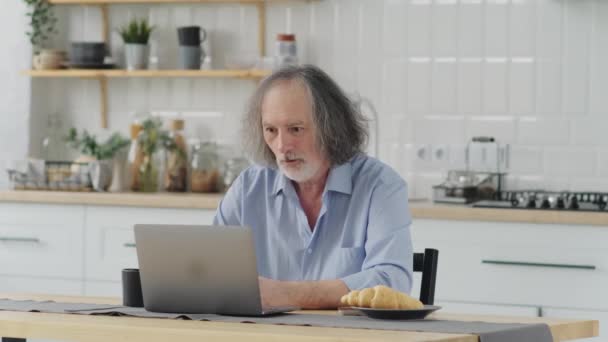 Starszy Człowiek Siedzi Kanapie Patrząc Ekranie Laptopa Krzyczeć Radości Czuje — Wideo stockowe