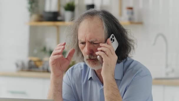 Розчарований Літній Зрілий Чоловік Похилого Віку Відчуває Засмучений Розмова Телефону — стокове відео