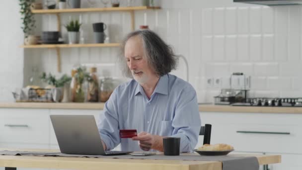 Älterer Mann Nutzt Laptop Für Online Einkäufe — Stockvideo