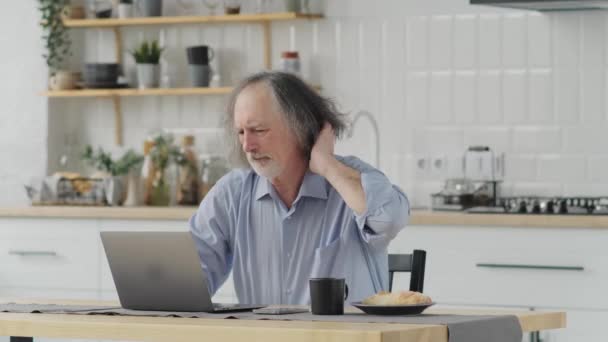 Uomo Anziano Che Soffre Dolore Collo Mentre Lavora Sul Computer — Video Stock