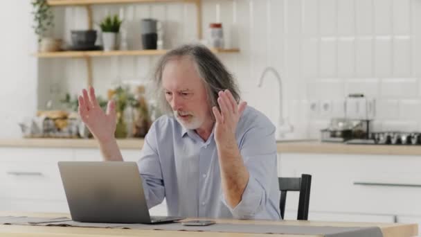 Terkejut Menekankan Orang Dewasa Senior Melihat Laptop Membaca Berita Online — Stok Video