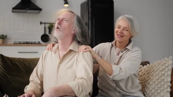 Gesundheit Körpermuskeln Steife Problem Des Älteren Paares Kaukasier Reifen Erwachsene — Stockvideo