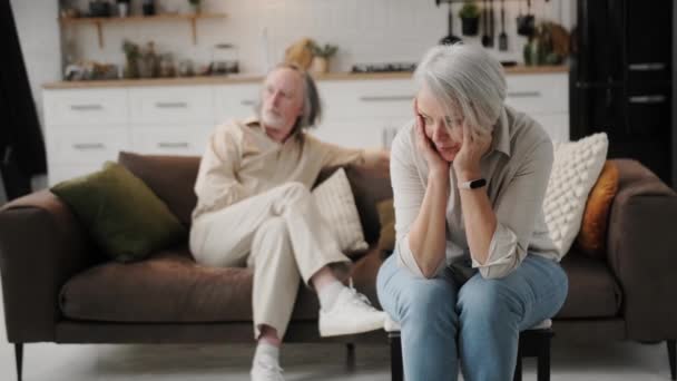 高齢者夫婦の家族関係の葛藤 喧嘩や家庭内暴力で動揺した妻 — ストック動画