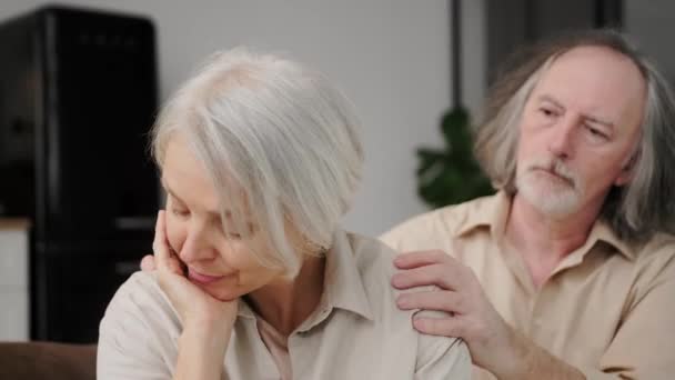 Grey Haired Make Hjälpa Övervinna Problem Stödja Olycklig Mogen Fru — Stockvideo