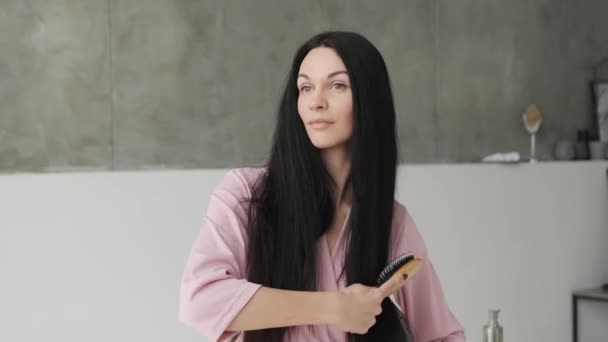 Unglücklich Verärgert Bürsten Kaukasische Frauen Lange Haare Frustriert Durch Haarausfall — Stockvideo