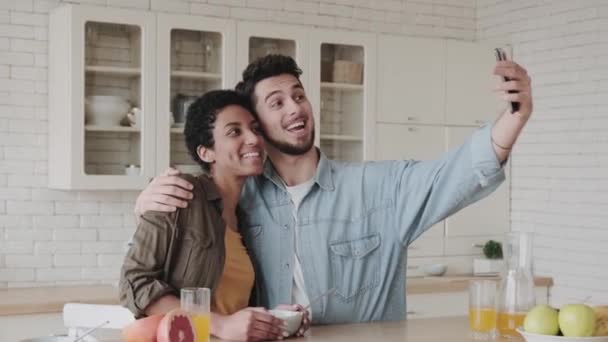 Munter Multietnisk Par Tager Selfie Køkkenet – Stock-video
