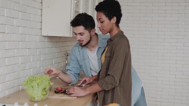 Wieloetniczna Para Kłócąca Się Gotowanie Domu Kuchni Podczas Gdy Żona — Wideo stockowe
