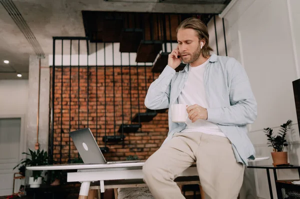 Hombre Guapo Con Auriculares Inalámbricos Escuchando Música Tomando Café Casa — Foto de Stock