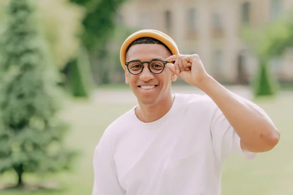 Portrét Mladého Stylového Afroamerického Studenta Mladý Veselý Muž Brýlemi Usmívající — Stock fotografie