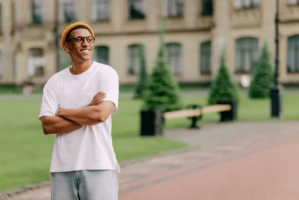 Retrato Cstudent Afro Americano Com Óculos Sorrindo Com Universidade Segundo — Fotografia de Stock