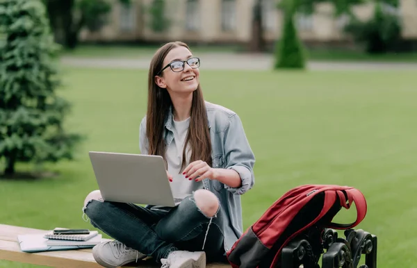 Kız Öğrenci Dizüstü Bilgisayar Tutuyor Tahta Bankta Oturan Güzel Genç — Stok fotoğraf
