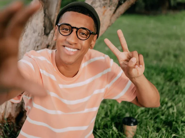 Açık Havada Gözlüklü Genç Afrikalı Amerikalı Adamın Selfie — Stok fotoğraf