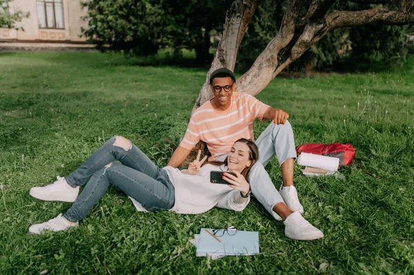 Jong Paar Multi Etnische Studenten Zitten Het Gazon Lezingen — Stockfoto
