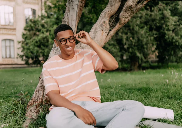 Retrato Homem Africano Sorridente Feliz Olhando Para Longe Usando Óculos — Fotografia de Stock