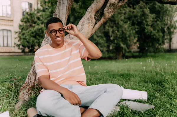 Portrét Šťastně Usmívajícího Multietnického Muže Odvracejícího Pohled Brýlích Letním Městském — Stock fotografie