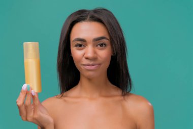 Doğal güzellik, organik kozmetik ve cilt konsepti. Uzay Stüdyosunun Fotokopi Stüdyosu 'nun arka planında yüzü ya da el kremiyle fotokopi çeken mutlu Afrikalı Amerikalı kadının portresi..