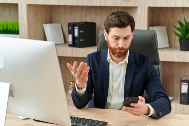 Kafası karışık bir yönetici cep telefonu düzgün çalışmadığı için kızgın. Sinirli ve kızgın görünüyorsun..