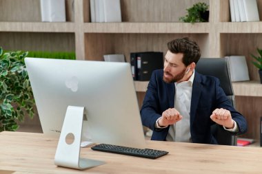 Aşırı neşeli, takım elbiseli beyaz erkek ofis çalışanı kulaklık takıyor. İş yerinde rock müzik dinliyor, kulaklıklı mutlu iş adamı rahatlıyor. İyi kalite sesler, stresten uzak konsept..