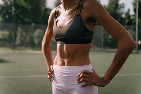 スポーツトップダイエットフィットネスと健康的なライフスタイルのコンセプトを身に着けているフィット女性のクロップアップボディ — ストック写真