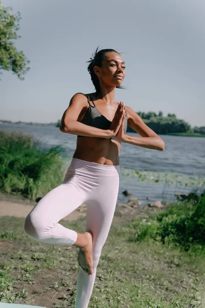 Retrato Larga Duración Una Joven Saludable Haciendo Ejercicio Equilibrio Yoga — Foto de Stock