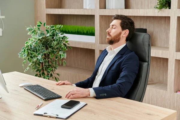 Hüsrana Uğramış Adamı Başarısızlığı Baş Ağrısı Ofis Masasında Dizüstü Bilgisayarla — Stok fotoğraf