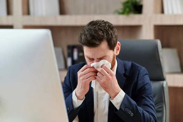 Trabalhadores Negócios Sua Mesa Escritório Espirra Sente Mal Doença Vírus — Fotografia de Stock