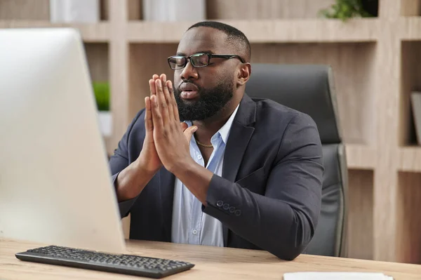 Calm Office Man Beard Meditates His Eyes Closed Hands Raised — Stock Photo, Image