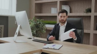 Ofisindeki son derece mutlu pazarlamacı sonuçlardan, satışlardan, analizlerden ve raporlardan duyduğu mutluluk ve heyecanı dile getiriyor. Akıllı kıyafet iyi görünümlü bir adamı temsil eder..