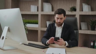 Öfkeli işadamı, iş yerindeki akıllı telefon sorunu, internet veya telefon dinleme cihazlarından bıkmış yönetici