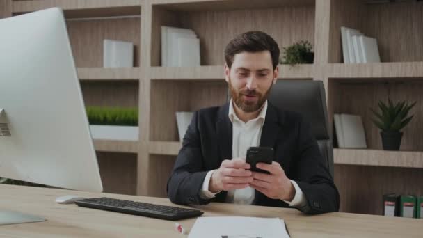 Biznesmen Garniturze Biznesowym Śmieje Się Patrząc Telefon Widząc Zabawne Treści — Wideo stockowe