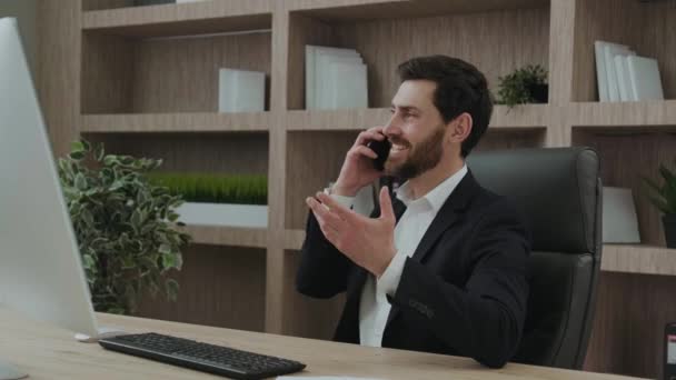 Empleado Apuesto Interior Lugar Trabajo Hablando Positivamente Por Teléfono — Vídeo de stock