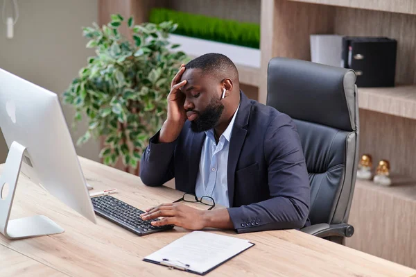 Afro-Amerikalı yorgun işadamı uykusuzluk çekiyor işyerinde kestiriyor, siyahi huzursuz girişimci iflastan ya da borçtan umutsuz.