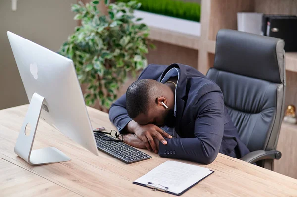 Afroamerikaner Müde Beraubt Geschäftsmann Gefühl Von Schlafmangel Beim Mittagsschlaf Arbeitsplatz — Stockfoto