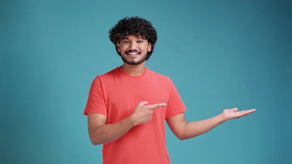 Animado Feliz Positivo Jovem Indiano Estudante Apontando Lado Com Dedos — Fotografia de Stock