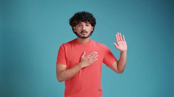 Junger Gutaussehender Indischer Mann Mit Bart Trägt Ein Korallenfarbenes Shirt — Stockfoto