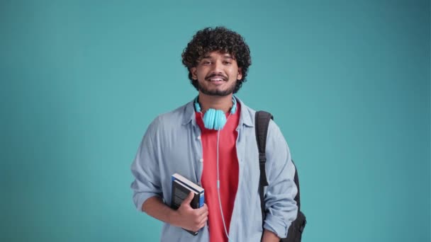 Estudante Indiano Cara Com Mochila Nos Ombros Fundo Estúdio Azul — Vídeo de Stock