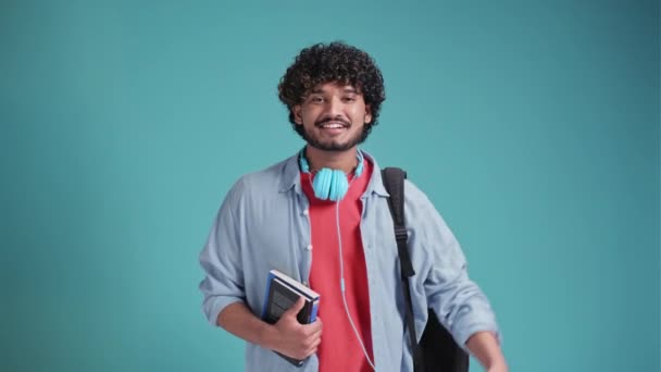 Sorrindo Feliz Jovem Adulto Árabe Indiano Estudante Isolado Fundo Azul — Vídeo de Stock