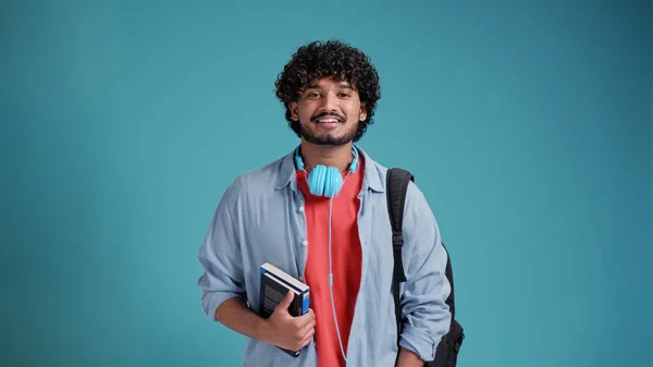 Indiai Férfi Diák Portré Kék Háttér — Stock Fotó