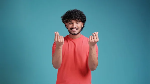 Joven Guapo Latino Español Con Barba Camiseta Coral Sobre Fondo —  Fotos de Stock