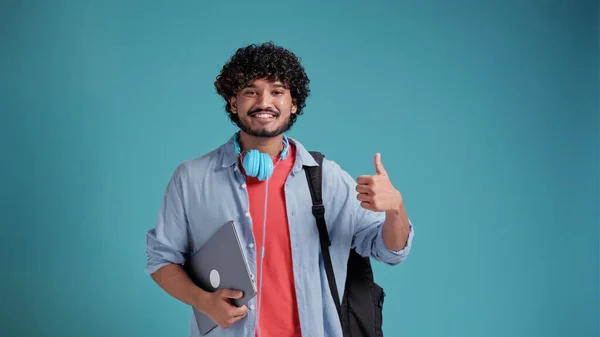 Indiai Vagy Spanyol Férfi Diák Hátizsák Laptop Mutató Hüvelykujj Fel — Stock Fotó