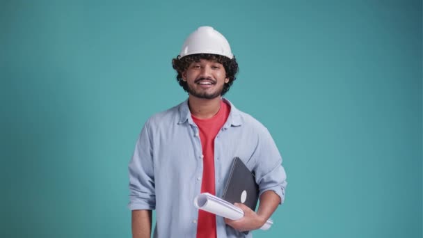 Ingeniero Indio Árabe Sonríe Haz Bien Gestos Mano Buen Trabajo — Vídeo de stock