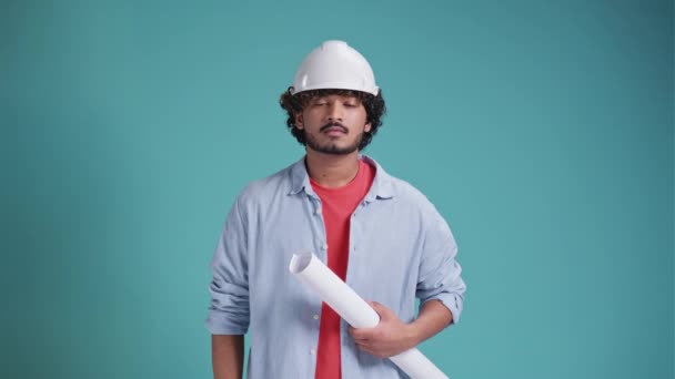紙と若いインド人やアラビア人の男のエンジニア 青の背景に自信を持って専門家 — ストック動画