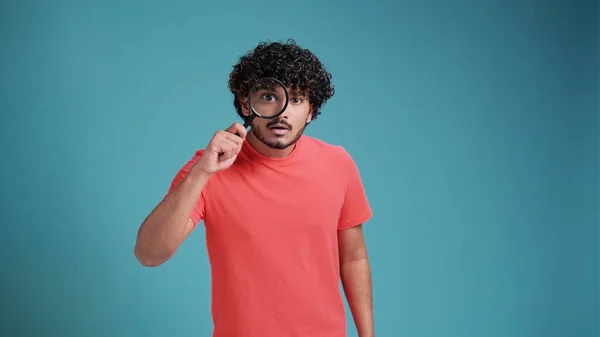 Elinde Büyüteç Olan Komik Genç Latin Bir Spanyol Adam Mavi — Stok fotoğraf