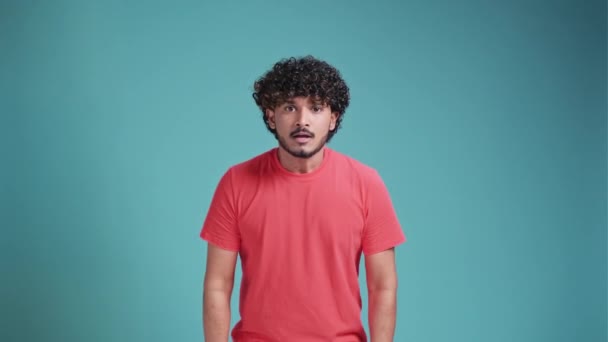 Mladý Latinský Muž Projevuje Hrůzu Toho Viděl Modrém Pozadí Studia — Stock video